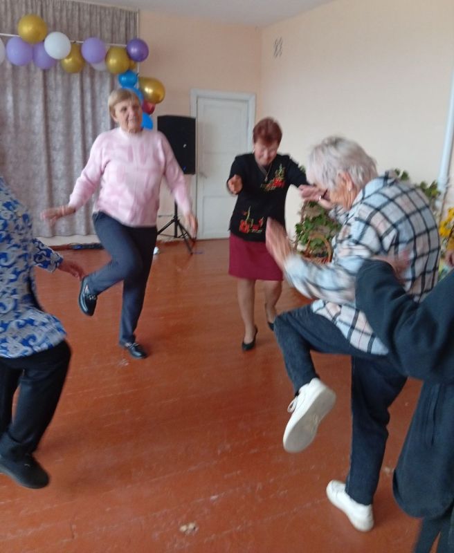 В золотую осеннюю пору мы чествуем тех, кто сумел сохранить огонь души, который нам был дарован свыше , а в сердцах- огромный запас жизнелюбия, мудрости и доброты В золотую осеннюю пору мы чествуем тех, кто сумел сохранить огонь души, который нам был дарован свыше , а в сердцах- огромный запас жизнелюбия, мудрости и доброты