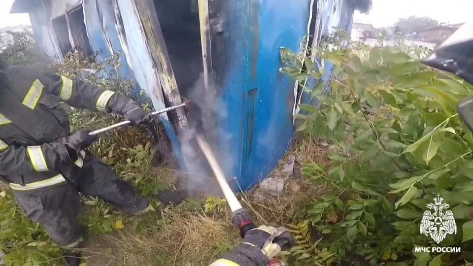 Сотрудники МЧС России ликвидировали пожар в Бердянске