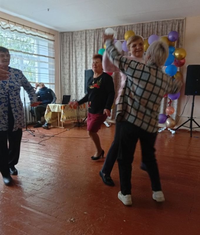 В золотую осеннюю пору мы чествуем тех, кто сумел сохранить огонь души, который нам был дарован свыше , а в сердцах- огромный запас жизнелюбия, мудрости и доброты В золотую осеннюю пору мы чествуем тех, кто сумел сохранить огонь души, который нам был дарован свыше , а в сердцах- огромный запас жизнелюбия, мудрости и доброты