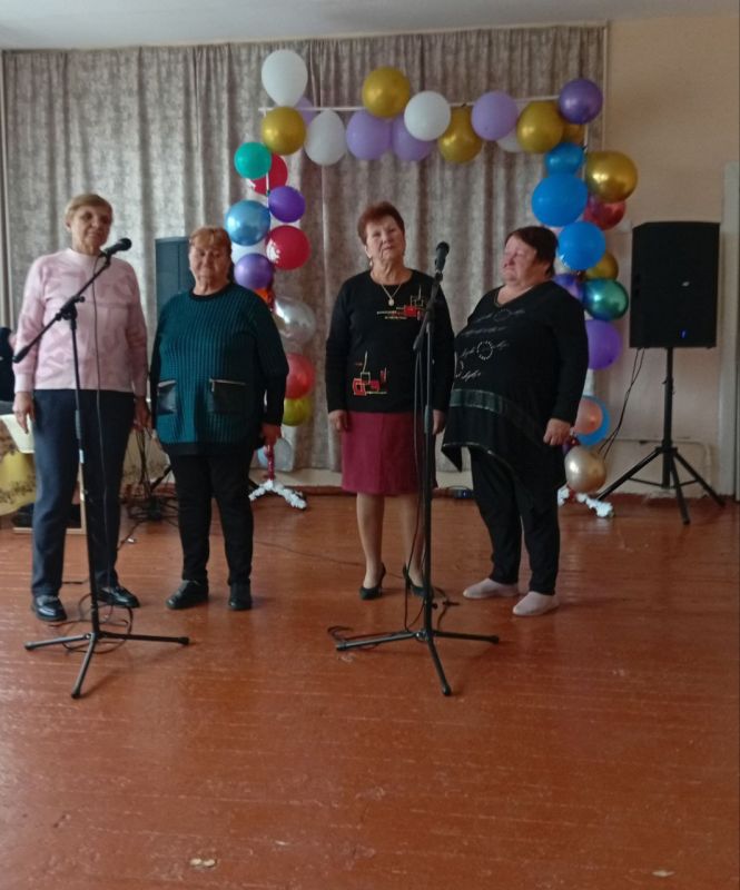 В золотую осеннюю пору мы чествуем тех, кто сумел сохранить огонь души, который нам был дарован свыше , а в сердцах- огромный запас жизнелюбия, мудрости и доброты