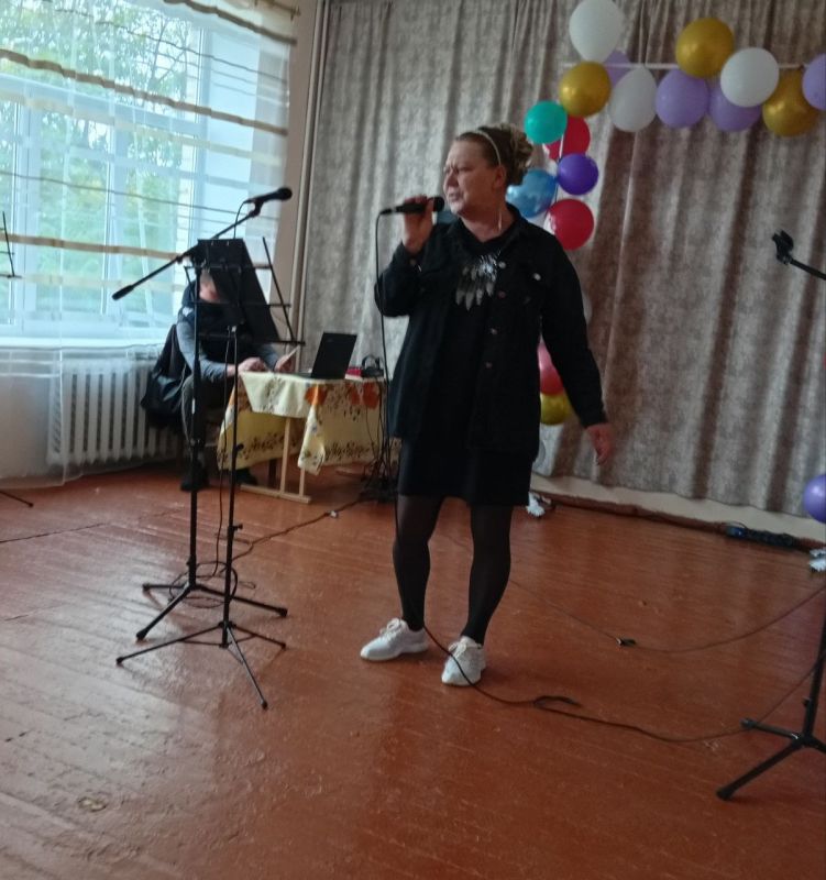 В золотую осеннюю пору мы чествуем тех, кто сумел сохранить огонь души, который нам был дарован свыше , а в сердцах- огромный запас жизнелюбия, мудрости и доброты В золотую осеннюю пору мы чествуем тех, кто сумел сохранить огонь души, который нам был дарован свыше , а в сердцах- огромный запас жизнелюбия, мудрости и доброты