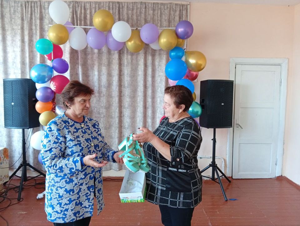 В золотую осеннюю пору мы чествуем тех, кто сумел сохранить огонь души, который нам был дарован свыше , а в сердцах- огромный запас жизнелюбия, мудрости и доброты В золотую осеннюю пору мы чествуем тех, кто сумел сохранить огонь души, который нам был дарован свыше , а в сердцах- огромный запас жизнелюбия, мудрости и доброты