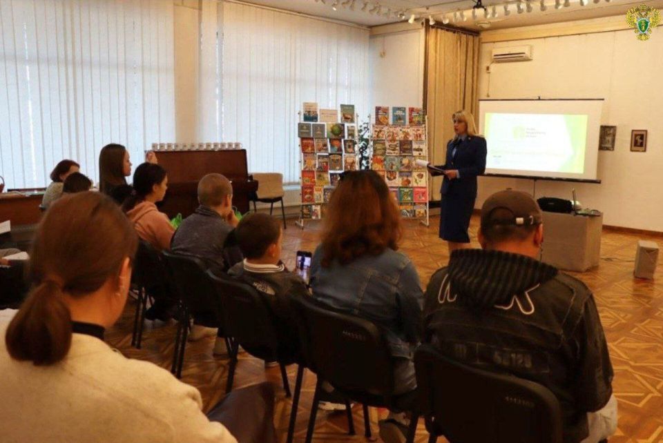 В рамках плановых профилактических мероприятий представитель прокуратуры города Энергодара провел беседу с подростками в возрасте от 10 до 16 лет, состоящими на различных учетах органов системы профилактики