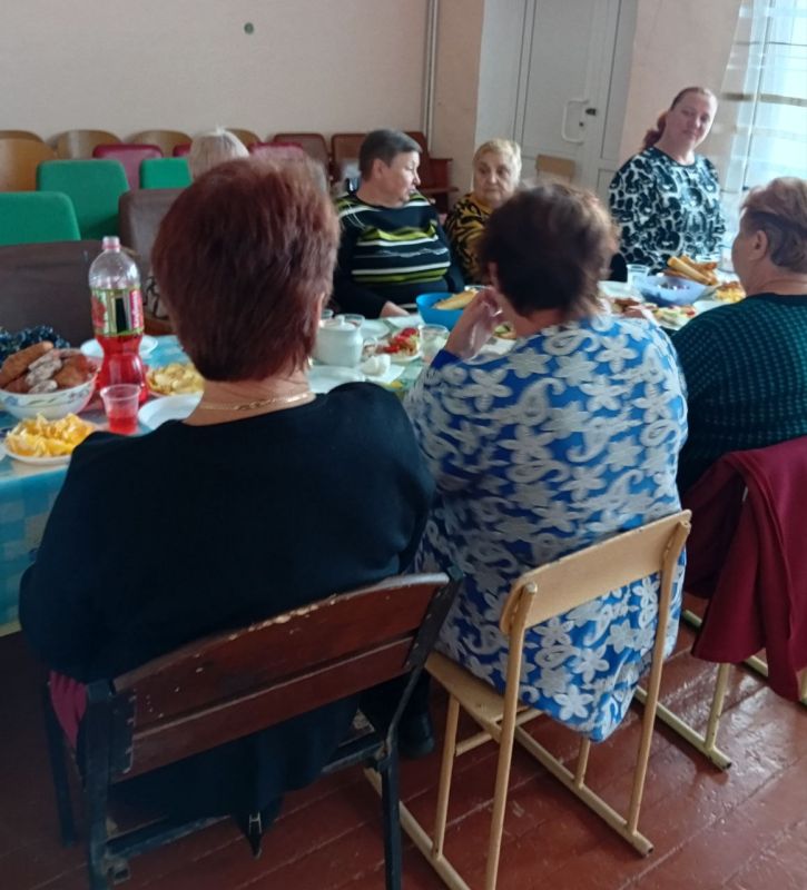 В золотую осеннюю пору мы чествуем тех, кто сумел сохранить огонь души, который нам был дарован свыше , а в сердцах- огромный запас жизнелюбия, мудрости и доброты В золотую осеннюю пору мы чествуем тех, кто сумел сохранить огонь души, который нам был дарован свыше , а в сердцах- огромный запас жизнелюбия, мудрости и доброты