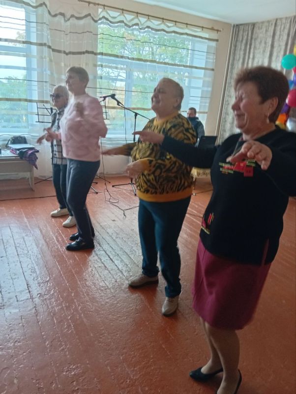 В золотую осеннюю пору мы чествуем тех, кто сумел сохранить огонь души, который нам был дарован свыше , а в сердцах- огромный запас жизнелюбия, мудрости и доброты В золотую осеннюю пору мы чествуем тех, кто сумел сохранить огонь души, который нам был дарован свыше , а в сердцах- огромный запас жизнелюбия, мудрости и доброты