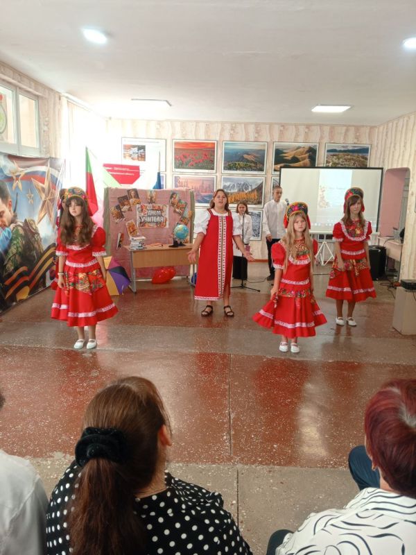 С днем учителя, родная Стерановская Первая школа!Сегодня участники театрального кружка Степановского Первого СДК поздравили коллектив учителей школы с праздником С днем учителя, родная Стерановская Первая школа!Сегодня участники театрального кружка Степановского Первого СДК поздравили коллектив учителей школы с праздником