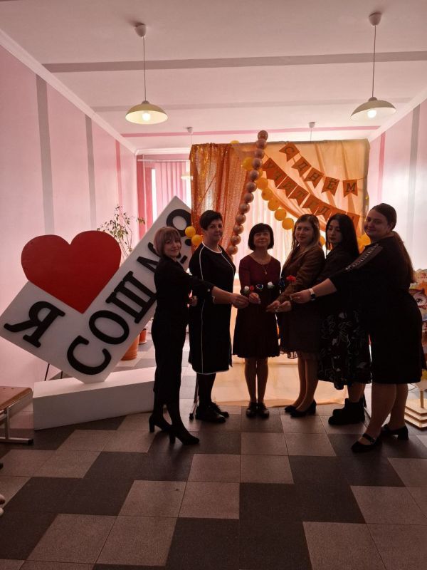 Сотрудники Приазовского Дома культуры провели мастер - класс по изготовлению розы из атласных лент