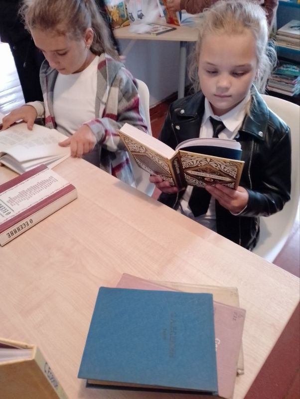 К 130-летию со дня рождения Сергея Александровича Есенина в Гирсовской библиотеке оформлена книжная выставка "Всю душу выплесну в слова" К 130-летию со дня рождения Сергея Александровича Есенина в Гирсовской библиотеке оформлена книжная выставка "Всю душу выплесну в слова"