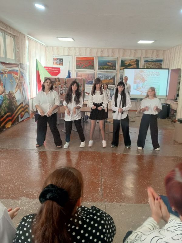 С днем учителя, родная Стерановская Первая школа!Сегодня участники театрального кружка Степановского Первого СДК поздравили коллектив учителей школы с праздником С днем учителя, родная Стерановская Первая школа!Сегодня участники театрального кружка Степановского Первого СДК поздравили коллектив учителей школы с праздником