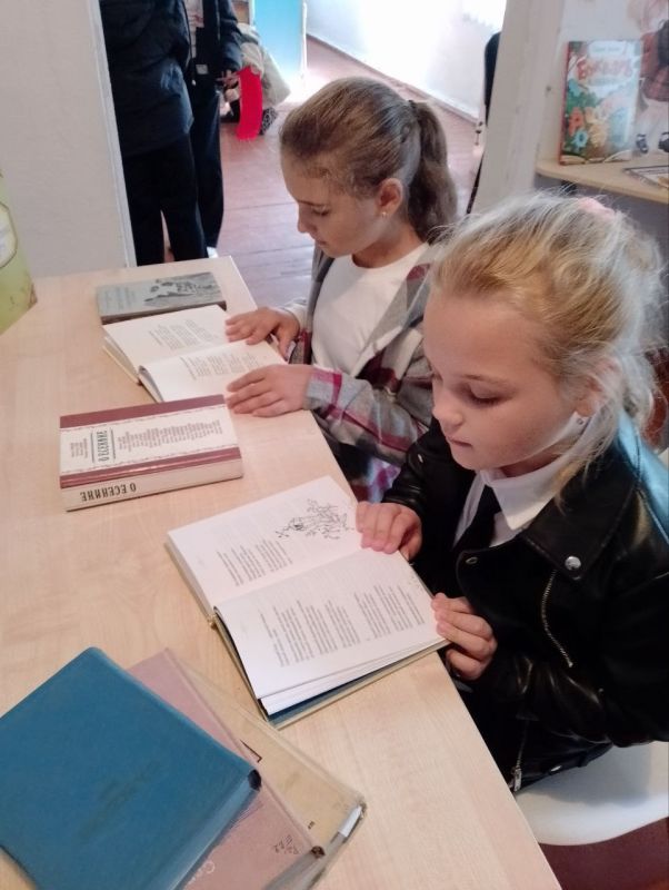 К 130-летию со дня рождения Сергея Александровича Есенина в Гирсовской библиотеке оформлена книжная выставка "Всю душу выплесну в слова" К 130-летию со дня рождения Сергея Александровича Есенина в Гирсовской библиотеке оформлена книжная выставка "Всю душу выплесну в слова"