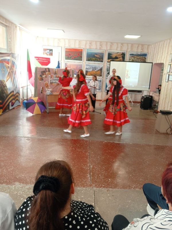 С днем учителя, родная Стерановская Первая школа!Сегодня участники театрального кружка Степановского Первого СДК поздравили коллектив учителей школы с праздником С днем учителя, родная Стерановская Первая школа!Сегодня участники театрального кружка Степановского Первого СДК поздравили коллектив учителей школы с праздником