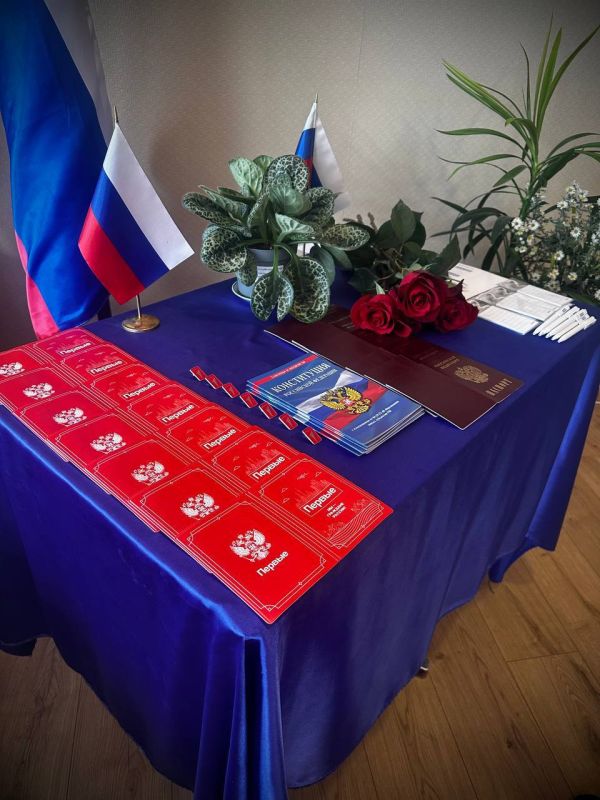 Сегодня в Каменско-Днепровском муниципальном округе прошло значимое и торжественное событие — вручение первых паспортов юным гражданам Российской Федерации