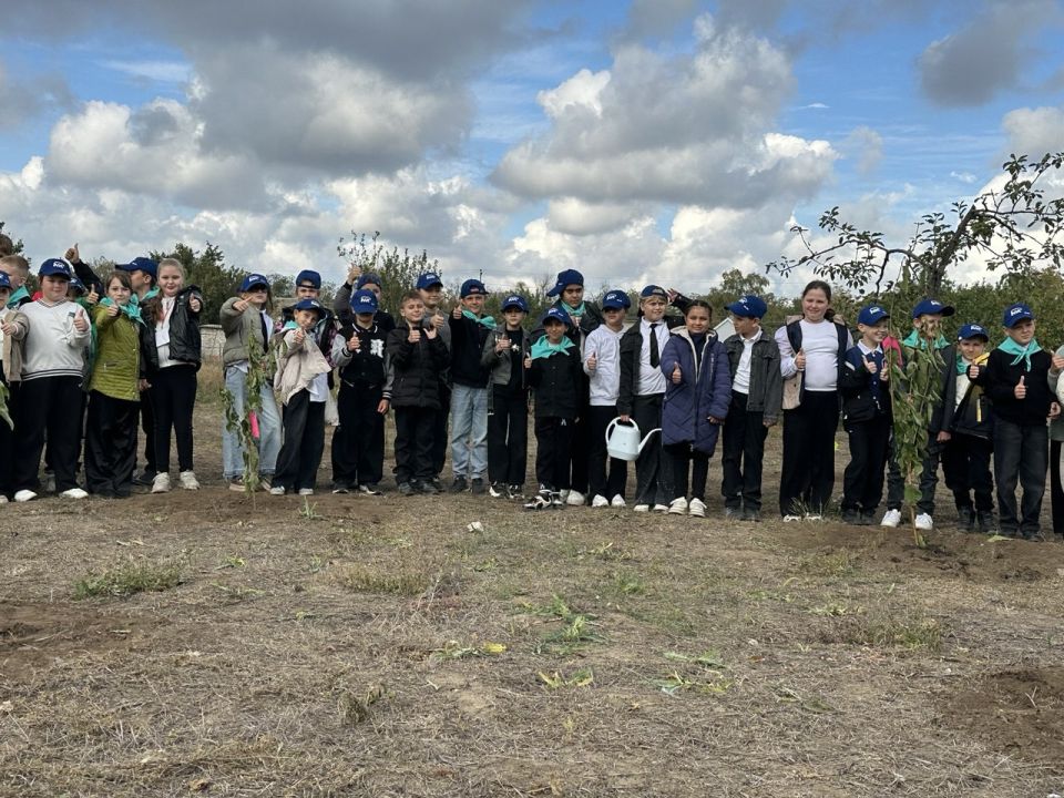 В селе Вознесенка высадили деревья ко Дню учителя