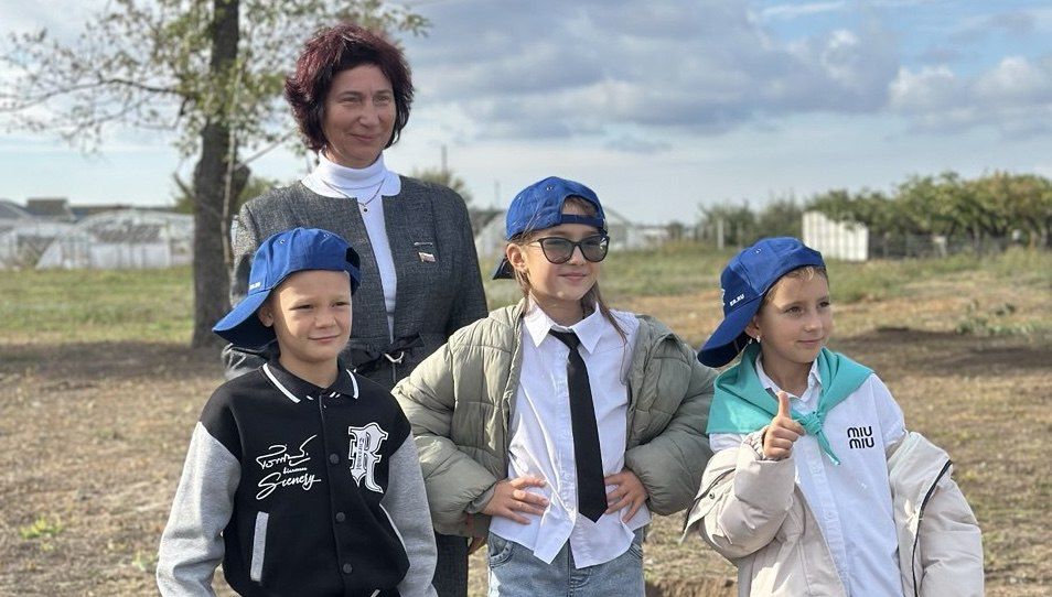 В селе Вознесенка высадили деревья ко Дню учителя В селе Вознесенка высадили деревья ко Дню учителя