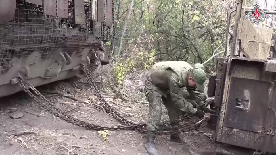 Минобороны России: На Южно-Донецком направлении бойцы группировки войск «Восток» эвакуировали трофейный бронеавтомобиль Husky британского производства, подорвавшийся на мине в районе населённого пункта Новоивановка в...