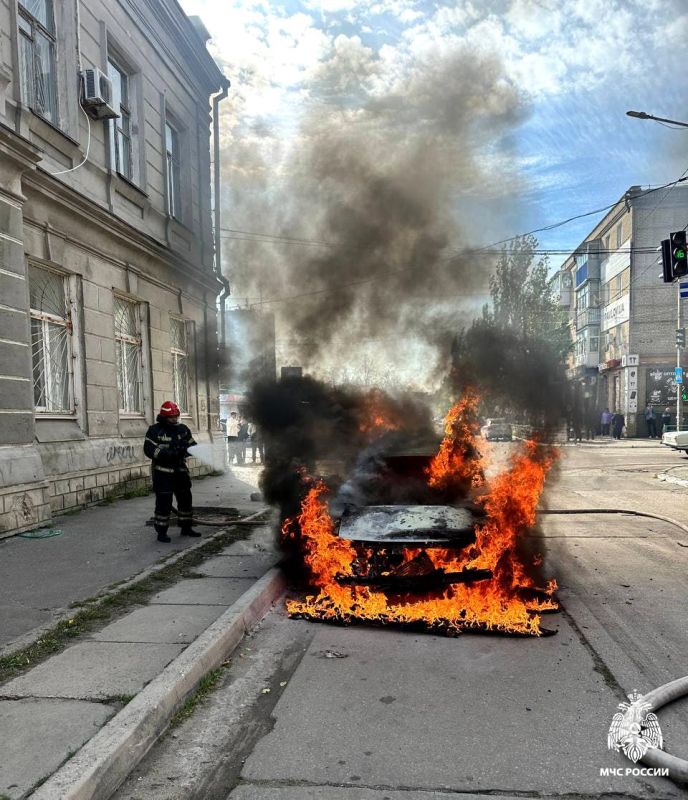 В Бердянске сотрудники МЧС России ликвидировали возгорание легкового автомобиля В Бердянске сотрудники МЧС России ликвидировали возгорание легкового автомобиля