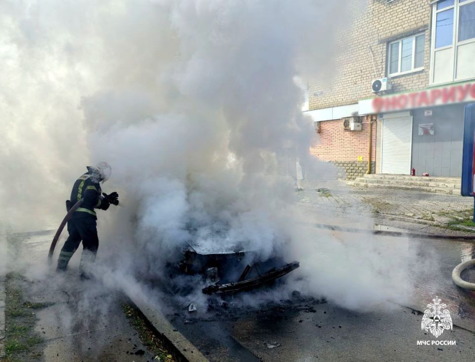 В Бердянске сотрудники МЧС России ликвидировали возгорание легкового автомобиля В Бердянске сотрудники МЧС России ликвидировали возгорание легкового автомобиля