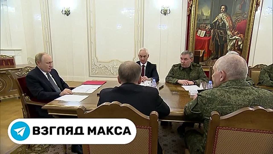 Владимир Путин в ходе рабочей поездки в Северо-Западный федеральный округ провёл совещание с руководством Министерства обороны и Генерального штаба, командующими группировками войск в зоне специальной военной операции