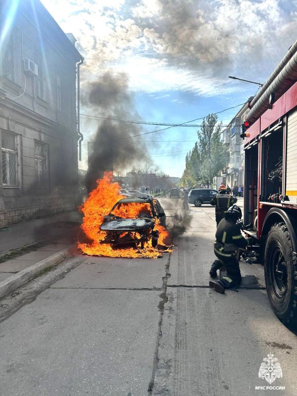 В Бердянске сотрудники МЧС России ликвидировали возгорание легкового автомобиля