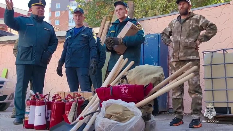 Саратовские пожарные направили гуманитарную помощь защитникам Родины