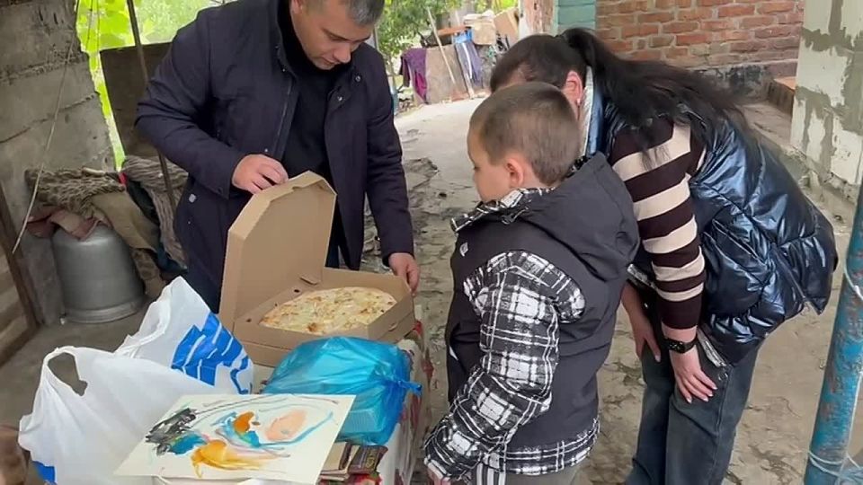«Единая Россия» приготовила вкусные угощения для детишек из васильевской многодетной семьи