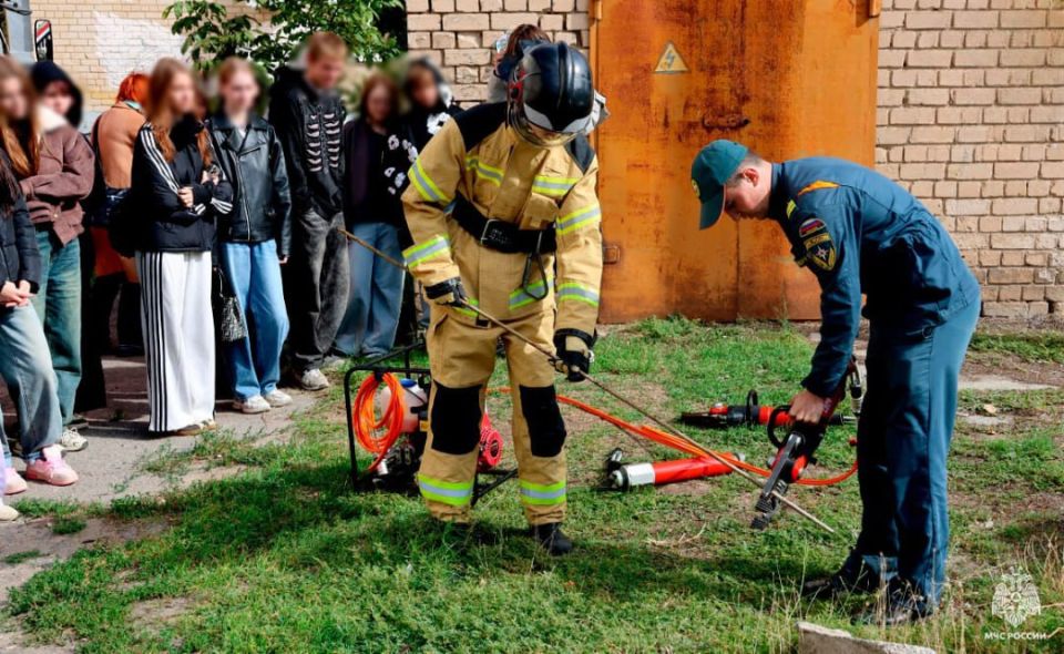 Знания – лучшая защита. В преддверии Дня гражданской обороны специалисты подразделений Главного управления МЧС России по Запорожской области провели открытые уроки в образовательных организациях региона Знания – лучшая защита. В преддверии Дня гражданской обороны специалисты подразделений Главного управления МЧС России по Запорожской области провели открытые уроки в образовательных организациях региона