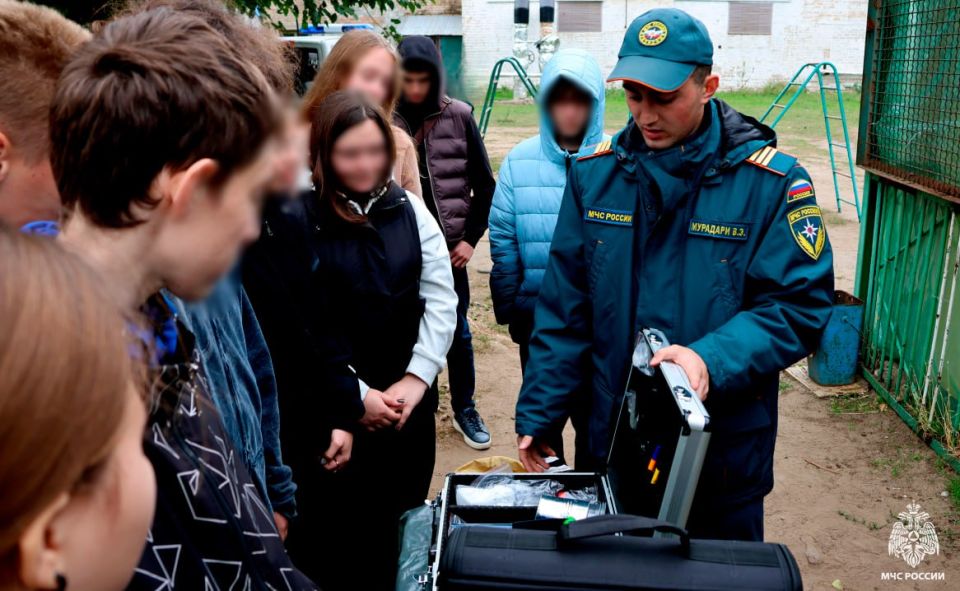 Знания – лучшая защита. В преддверии Дня гражданской обороны специалисты подразделений Главного управления МЧС России по Запорожской области провели открытые уроки в образовательных организациях региона Знания – лучшая защита. В преддверии Дня гражданской обороны специалисты подразделений Главного управления МЧС России по Запорожской области провели открытые уроки в образовательных организациях региона