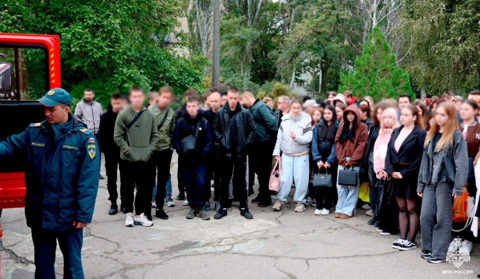 Знания – лучшая защита. В преддверии Дня гражданской обороны специалисты подразделений Главного управления МЧС России по Запорожской области провели открытые уроки в образовательных организациях региона Знания – лучшая защита. В преддверии Дня гражданской обороны специалисты подразделений Главного управления МЧС России по Запорожской области провели открытые уроки в образовательных организациях региона