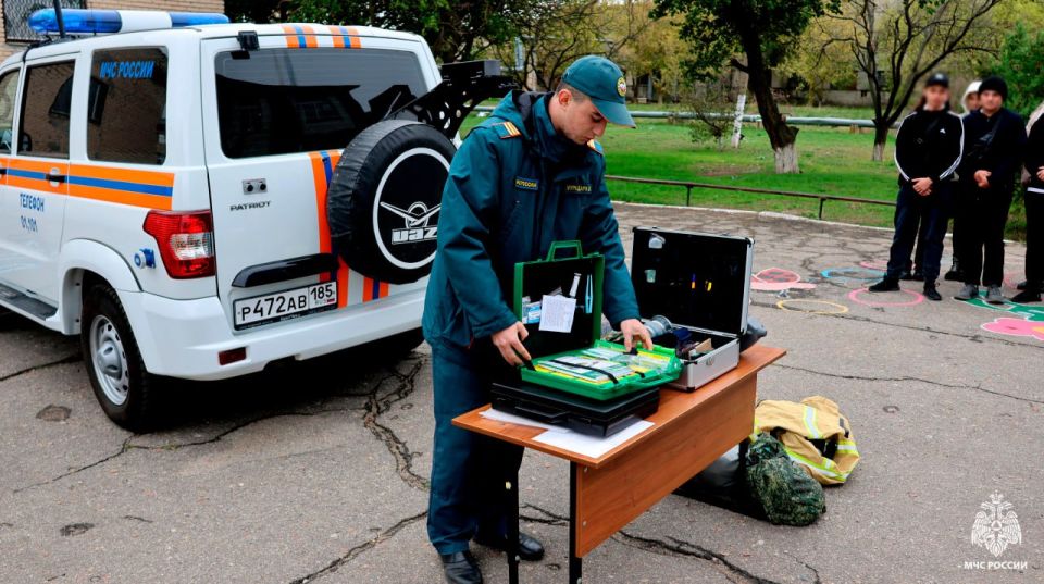 Знания – лучшая защита. В преддверии Дня гражданской обороны специалисты подразделений Главного управления МЧС России по Запорожской области провели открытые уроки в образовательных организациях региона Знания – лучшая защита. В преддверии Дня гражданской обороны специалисты подразделений Главного управления МЧС России по Запорожской области провели открытые уроки в образовательных организациях региона