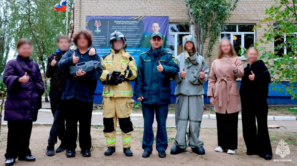 Знания – лучшая защита. В преддверии Дня гражданской обороны специалисты подразделений Главного управления МЧС России по Запорожской области провели открытые уроки в образовательных организациях региона Знания – лучшая защита. В преддверии Дня гражданской обороны специалисты подразделений Главного управления МЧС России по Запорожской области провели открытые уроки в образовательных организациях региона