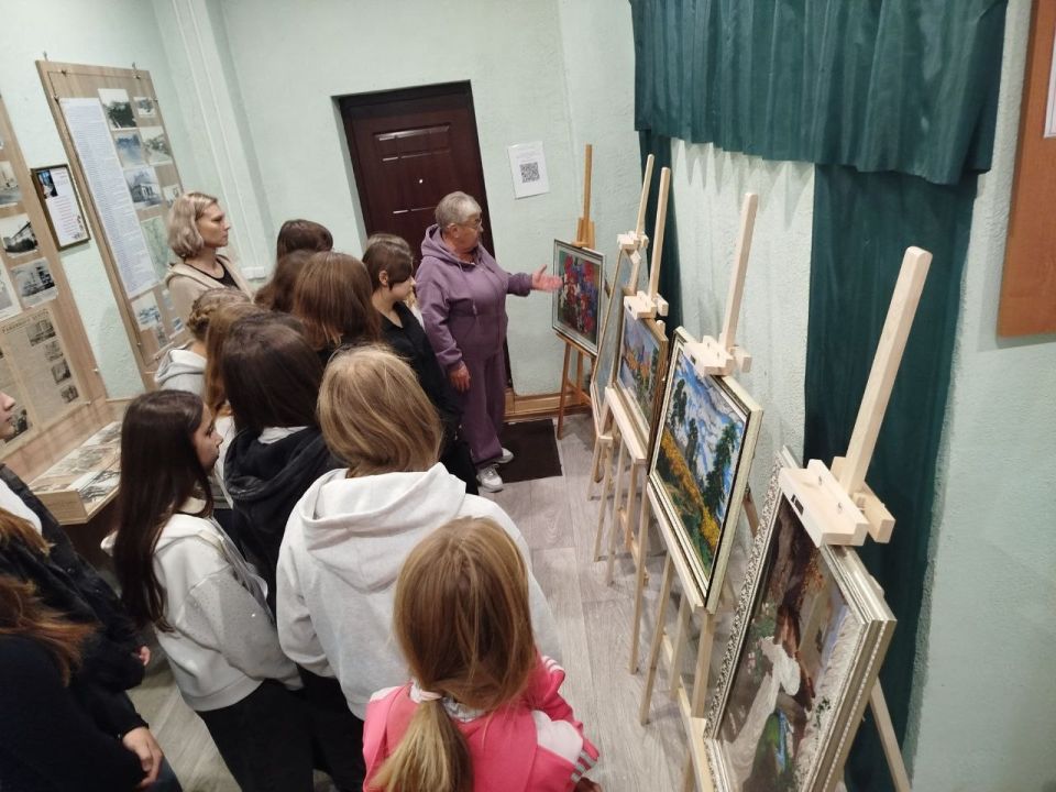 В рамках подготовки и проведения мероприятий, приуроченных к празднованию Дня поселка Приазовское, в МБУ «Приазовский краеведческий музей» состоялось открытие авторской выставки работ в технике «вышивка бисером» жительницы...