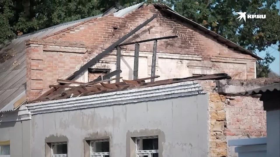 В Каменке-Днепровской ремонтируют администрацию, выгоревшую после атак дронов ВСУ