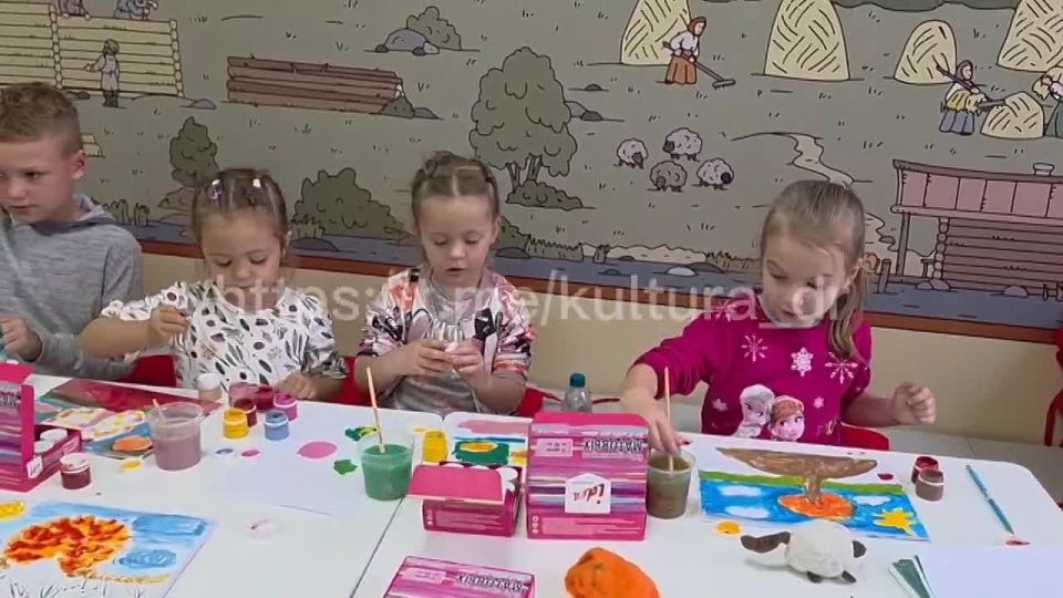 Сегодня в Детском музейном центре ДК "Горняк" прошло увлекательное занятие младшей группы кружка декоративного и прикладного творчества "Лисёнки"!