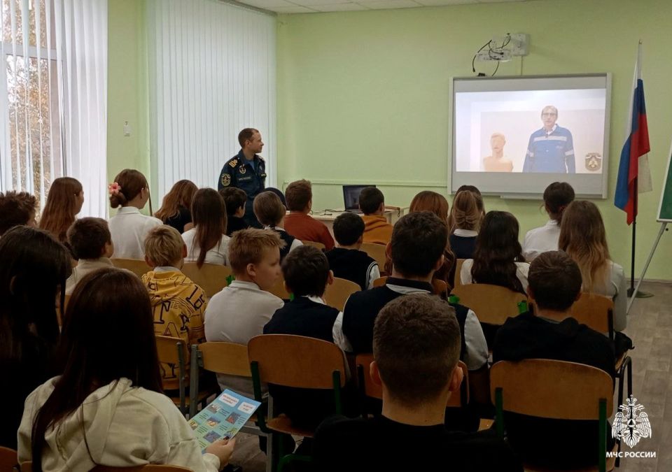 Специалисты Центра государственной инспекции по маломерным судам МЧС России провели открытые уроки в школах Приморского района