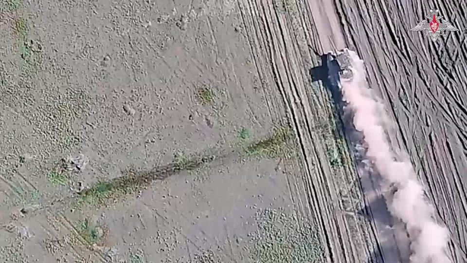 Минобороны России: Танковые экипажи группировки войск «Восток» обеспечили огневую поддержку штурмовым подразделениям при освобождении населённого пункта Нововасилевское в Запорожской области