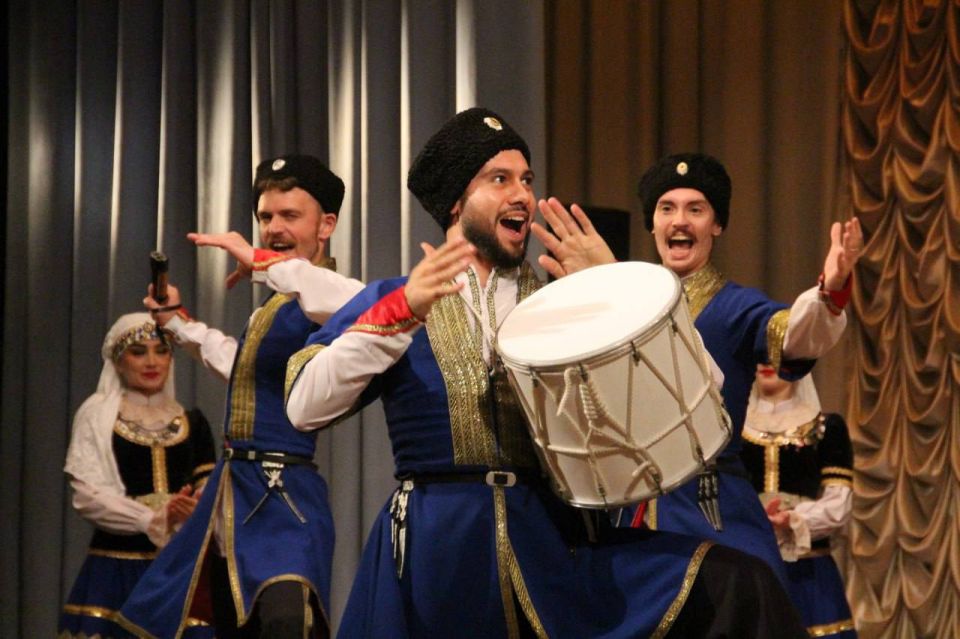 Концерт Государственного казачьего ансамбля песни и танца «Ставрополье» прошёл в Областном центре искусств и народного творчества в Мелитополе