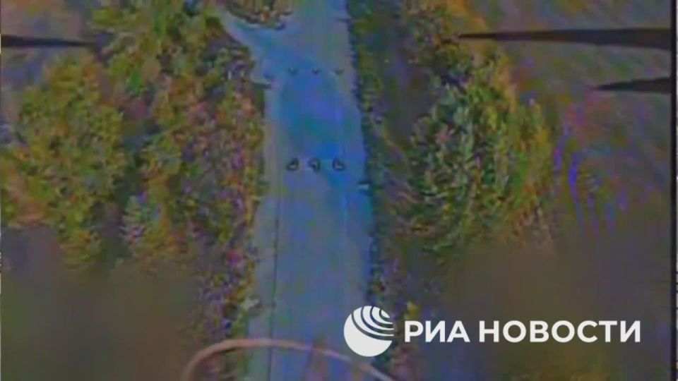 Подразделения ударных БПЛА ВС РФ взяли под контроль дорогу в тылу ВСУ в районе населенного пункта Таврийское на Запорожском направлении, сообщил командир отделения с позывным "Скат"