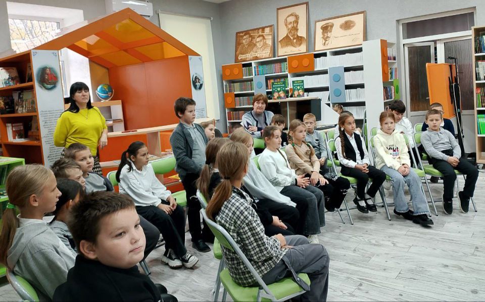 В Приазовской центральной библиотеке прошел час исторической памяти «Расскажите нам о войне», приуроченный празднованию 80-летия Великой Победы и 165-летию со дня основания посёлка Приазовское, организованный совместно со... В Приазовской центральной библиотеке прошел час исторической памяти «Расскажите нам о войне», приуроченный празднованию 80-летия Великой Победы и 165-летию со дня основания посёлка Приазовское, организованный совместно со...