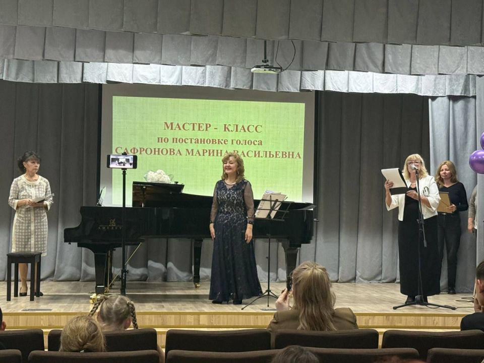 Сегодня студенты Мелитопольского колледжа культуры и искусств посетили концерт вокальной музыки и мастер-класс Марины Сафроновой — лауреата международных конкурсов, доцента Южно-Уральского государственного института искусств...