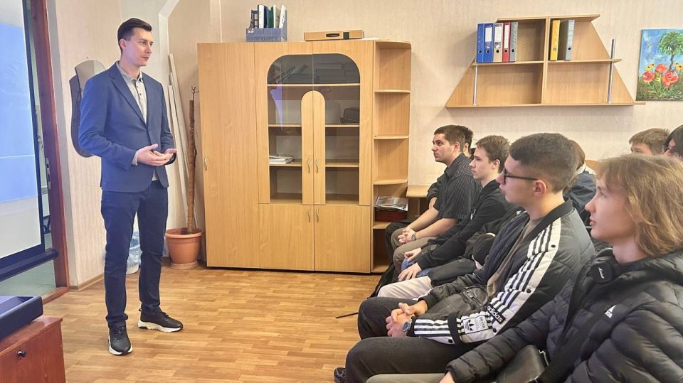 Григорий Прохватилов: Друзья! Вдохновленные вчерашним праздником – Днем кадрового работника, – мы с радостью принимаем на практику 19 будущих программистов из Мелитопольского многопрофильного колледжа