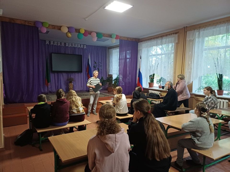 Сотрудники Атманайского дома культуры совместно с Протоиереем Дмитрием Журавелем провели информационно- просветительское мероприятие для детей «Мир против жестокости»