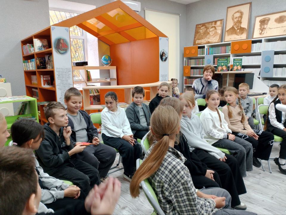 В Приазовской центральной библиотеке прошел час исторической памяти «Расскажите нам о войне», приуроченный празднованию 80-летия Великой Победы и 165-летию со дня основания посёлка Приазовское, организованный совместно со... В Приазовской центральной библиотеке прошел час исторической памяти «Расскажите нам о войне», приуроченный празднованию 80-летия Великой Победы и 165-летию со дня основания посёлка Приазовское, организованный совместно со...