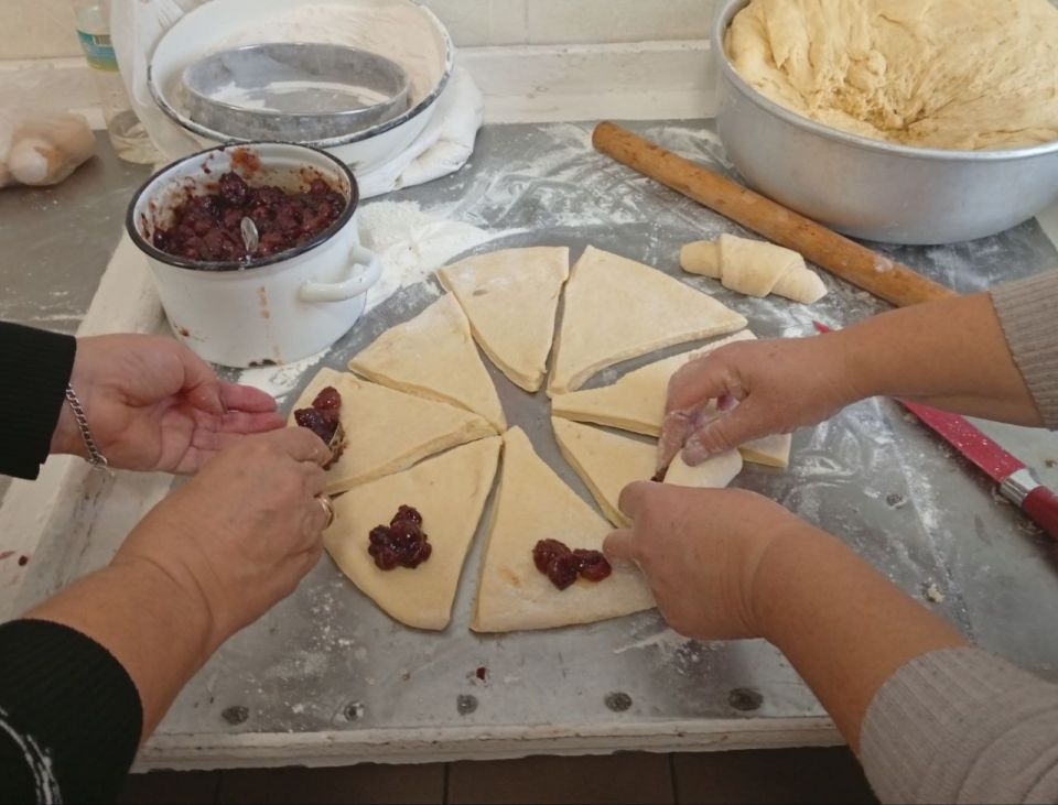 АКЦИЯ "УГОСТИ СОЛДАТА". В канун светлого праздника Покрова Пресвятой Богородицы, который считается заступником и покровителем воинов, работники Гаммовского сельского дома культуры и библиотеки провели душевную и важную акцию... АКЦИЯ "УГОСТИ СОЛДАТА". В канун светлого праздника Покрова Пресвятой Богородицы, который считается заступником и покровителем воинов, работники Гаммовского сельского дома культуры и библиотеки провели душевную и важную акцию...