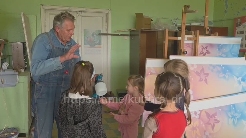 Сегодня в кружке прикладного и декоративного творчества "Лисёнки" ДК "Горняк" прошло увлекательное занятие на тему "Краски - это интересно!"