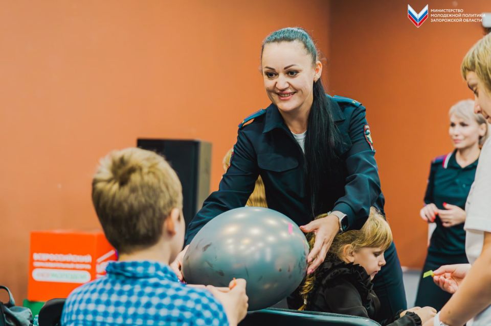 Для активистов Центра "Молодая семья" сотрудники Госавтоинспекции Запорожской области провели лекцию, посвящённую безопасности на дорогах и соблюдению правил дорожного движения, организованную Министерством молодёжной... Для активистов Центра "Молодая семья" сотрудники Госавтоинспекции Запорожской области провели лекцию, посвящённую безопасности на дорогах и соблюдению правил дорожного движения, организованную Министерством молодёжной...