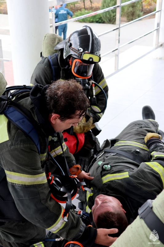 В образовательном учреждении Мелитополя сотрудники МЧС России отработали действия по ликвидации условного пожара В образовательном учреждении Мелитополя сотрудники МЧС России отработали действия по ликвидации условного пожара