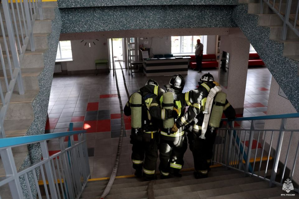 В образовательном учреждении Мелитополя сотрудники МЧС России отработали действия по ликвидации условного пожара В образовательном учреждении Мелитополя сотрудники МЧС России отработали действия по ликвидации условного пожара
