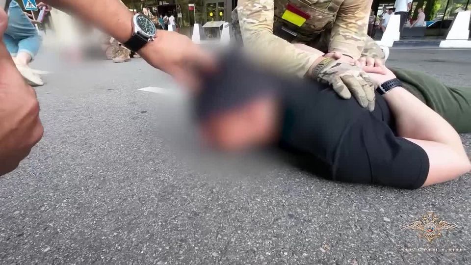 В аэропорту Сочи задержан житель Туапсе, который, по предварительным данным, вербовал россиян для отправки на Украину с целью вступления в террористическую организацию