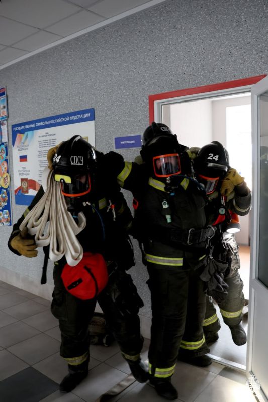 В образовательном учреждении Мелитополя сотрудники МЧС России отработали действия по ликвидации условного пожара В образовательном учреждении Мелитополя сотрудники МЧС России отработали действия по ликвидации условного пожара