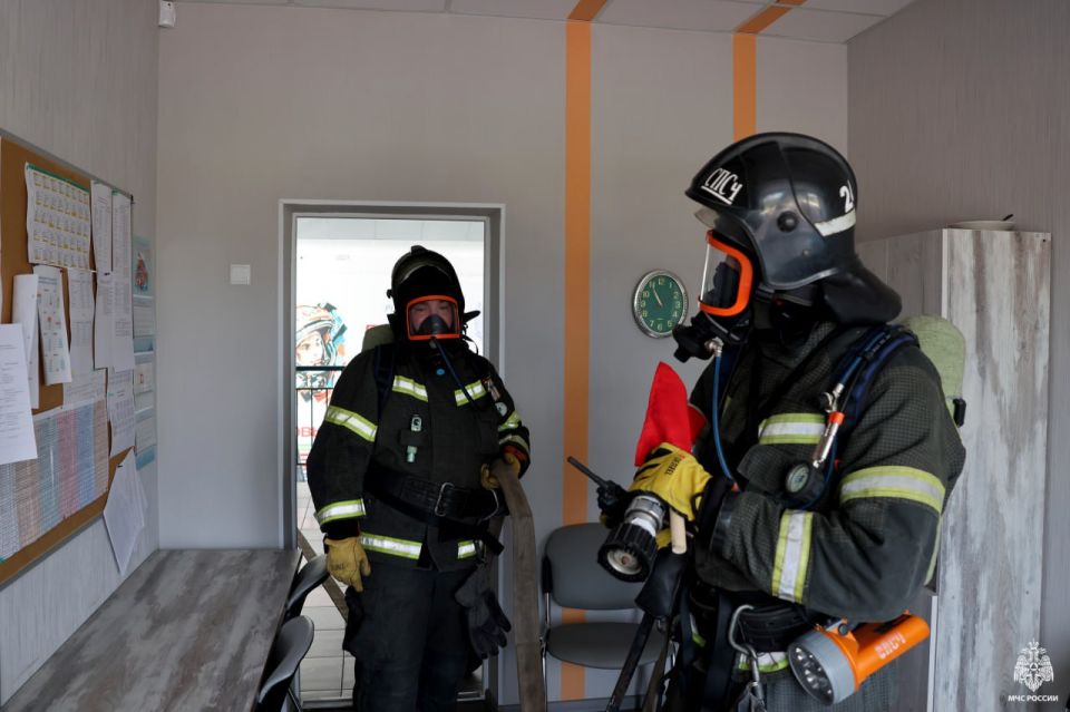 В образовательном учреждении Мелитополя сотрудники МЧС России отработали действия по ликвидации условного пожара В образовательном учреждении Мелитополя сотрудники МЧС России отработали действия по ликвидации условного пожара